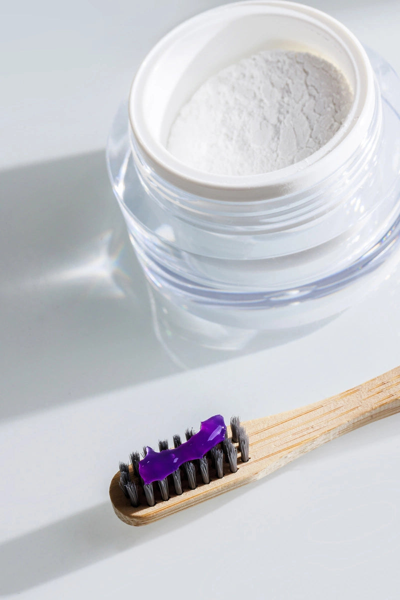 אבקה להלבנת שיניים